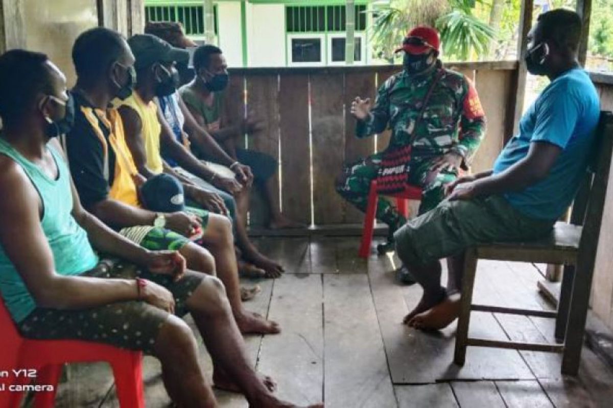 Babinsa Koramil Yapen Timur ajak warga kampung Nunsiyari patuhi protokol kesehatan