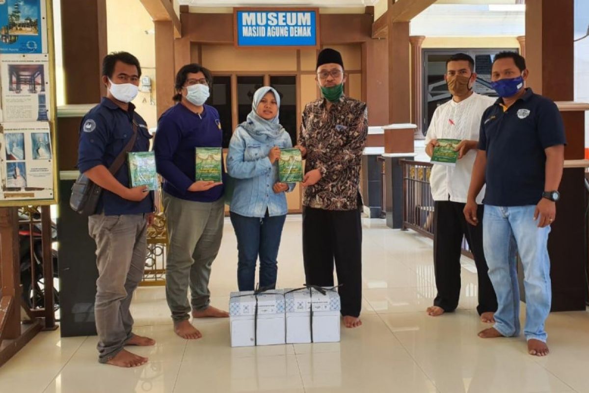 Sahabat Lestari bagikan 1.000 buku sejarah Demak Bintoro