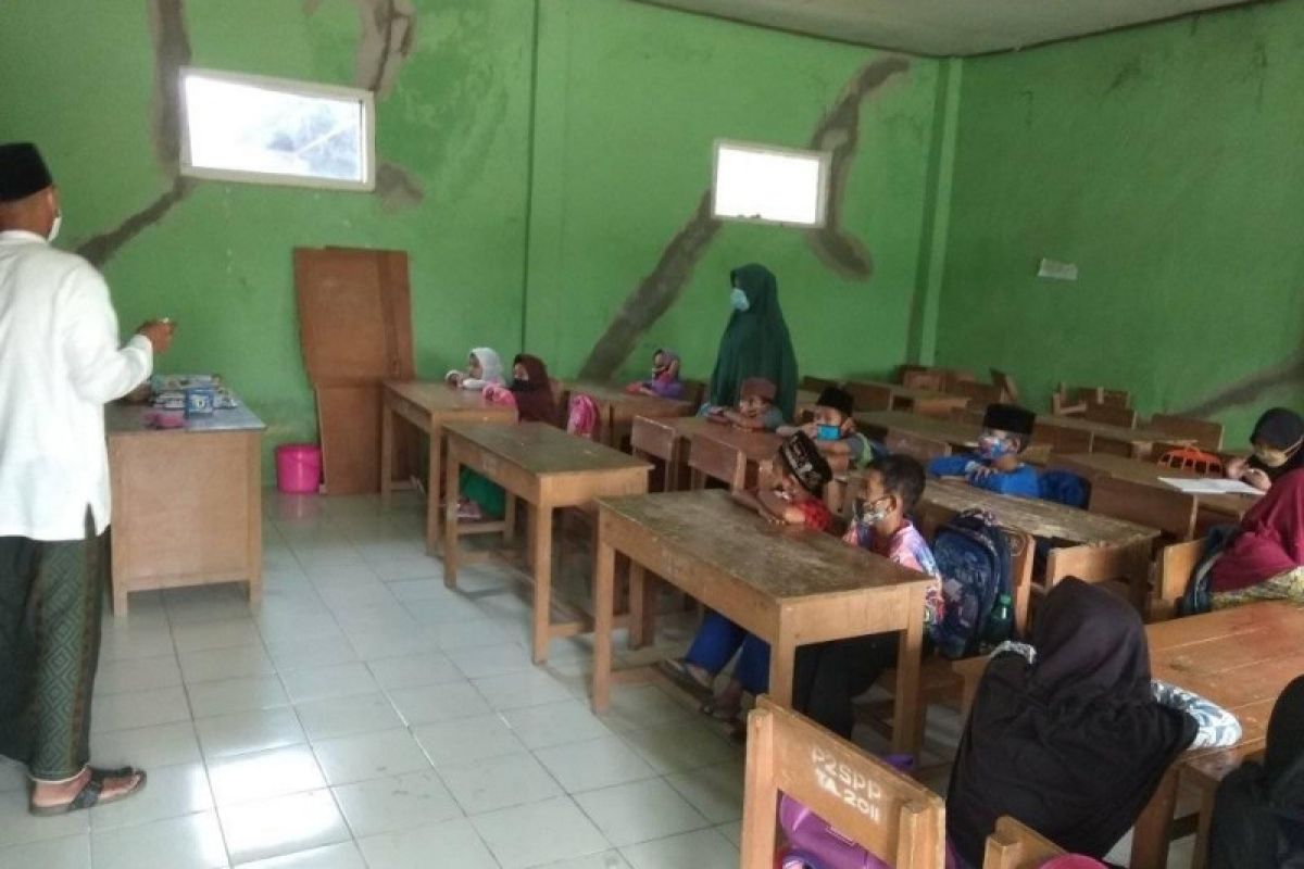 Puluhan siswa madrasah diniyah di Lebak ikuti belajar tatap muka