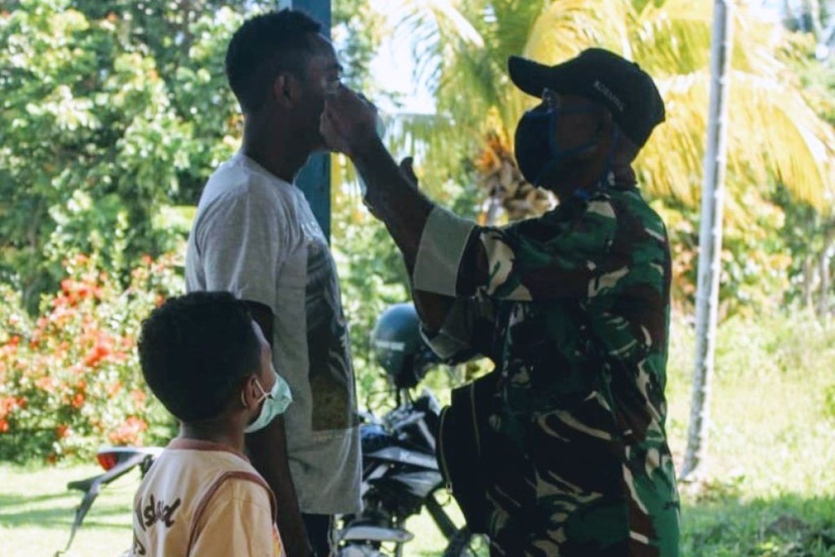 Prajurit TNI Serka Onesimus bagikan masker gratis di Kampung Urei Fasei Waropen