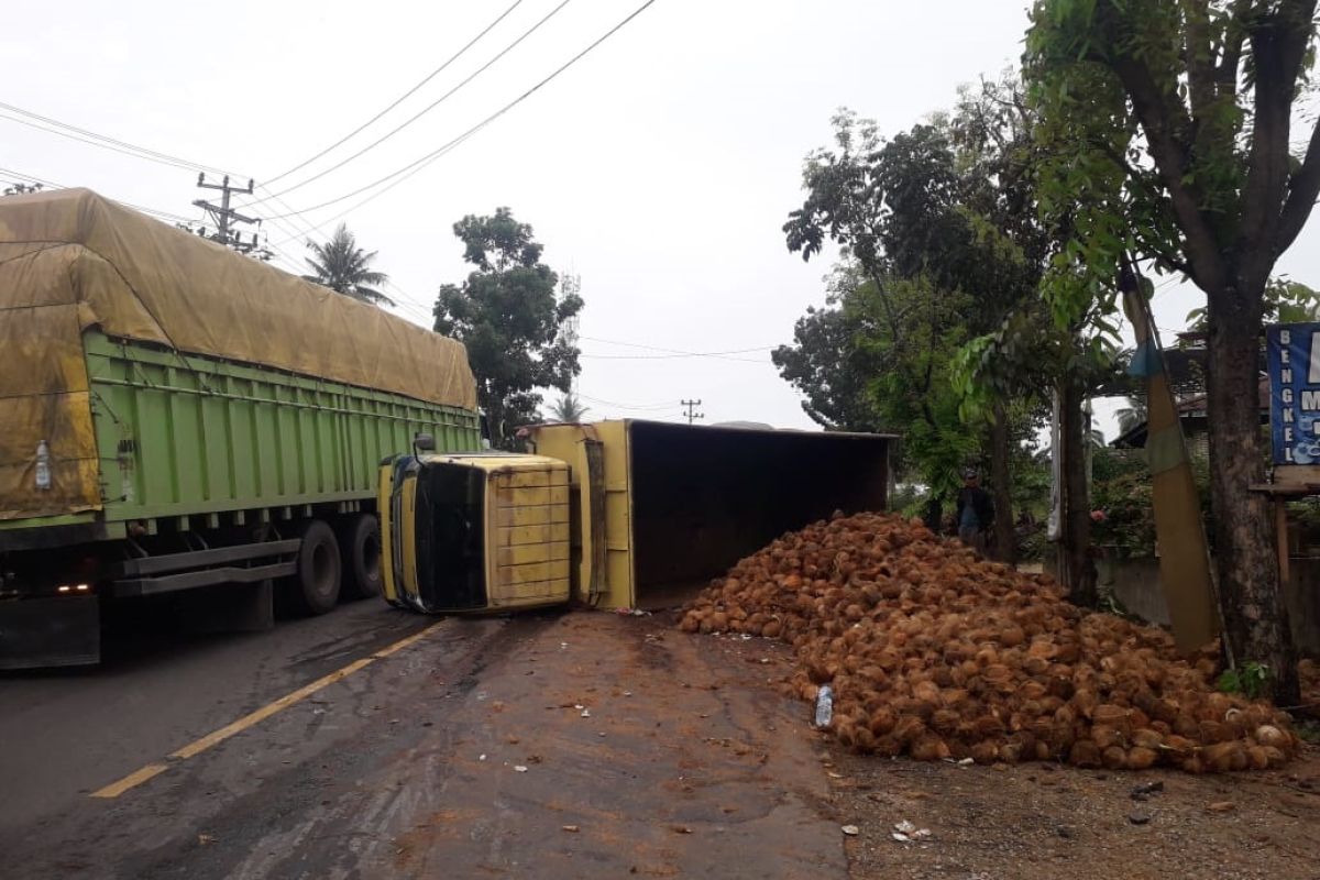 Truk pengangkut kelapa terguling, jalur Lintas Barat II Bagan Pete sempat tersendat