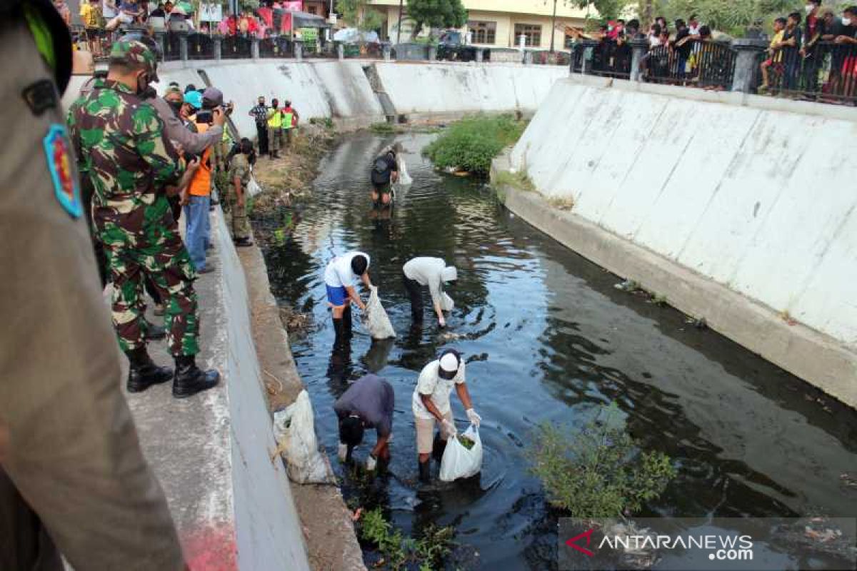 26 pelanggar protokol kesehatan di Surakarta diminta bersihkan Kali Pepe Kestalan