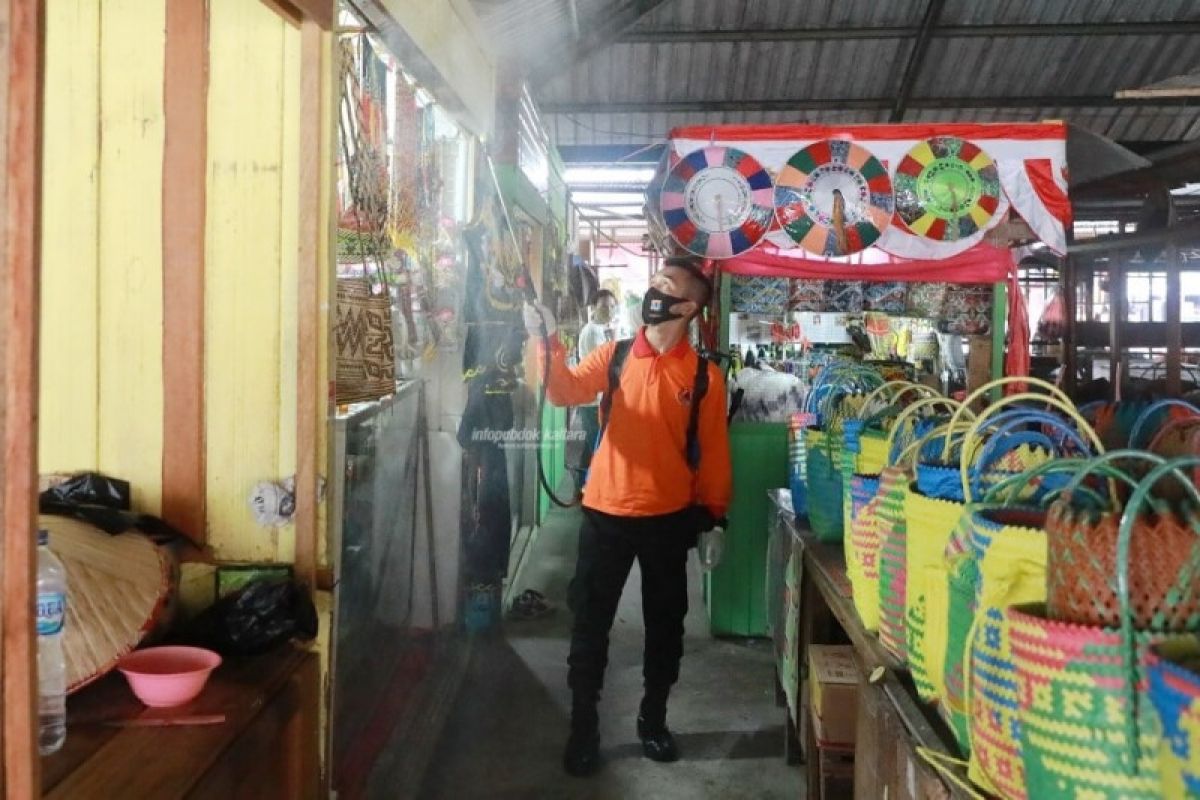 Penyemprotan Disinfektan di Pasar Induk Tanjung Selor