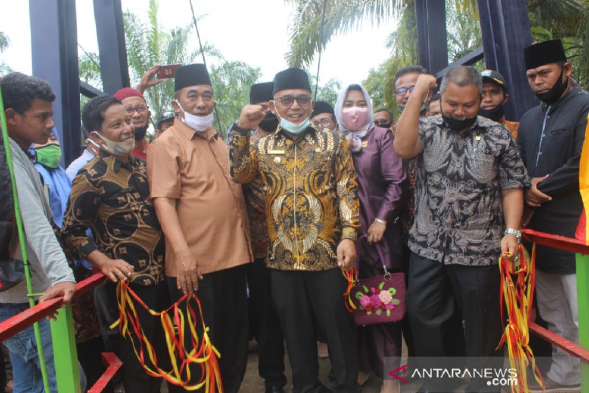 Masyarakat Tanjung Pangkal Pasaman Barat kembali menikmati jembatan setelah putus akibat banjir