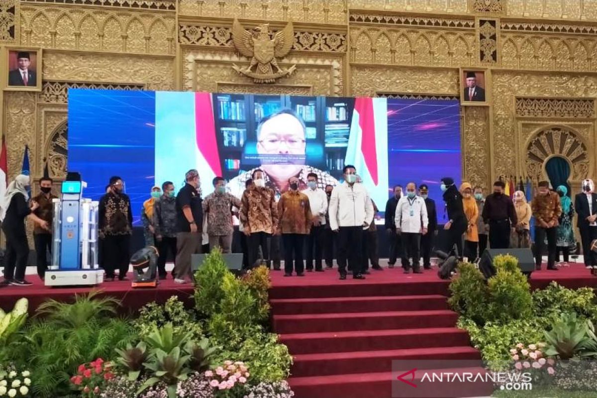 Menristek Bambang Brodjonegoro luncurkan robot KECE generasi kedua buatan Unesa