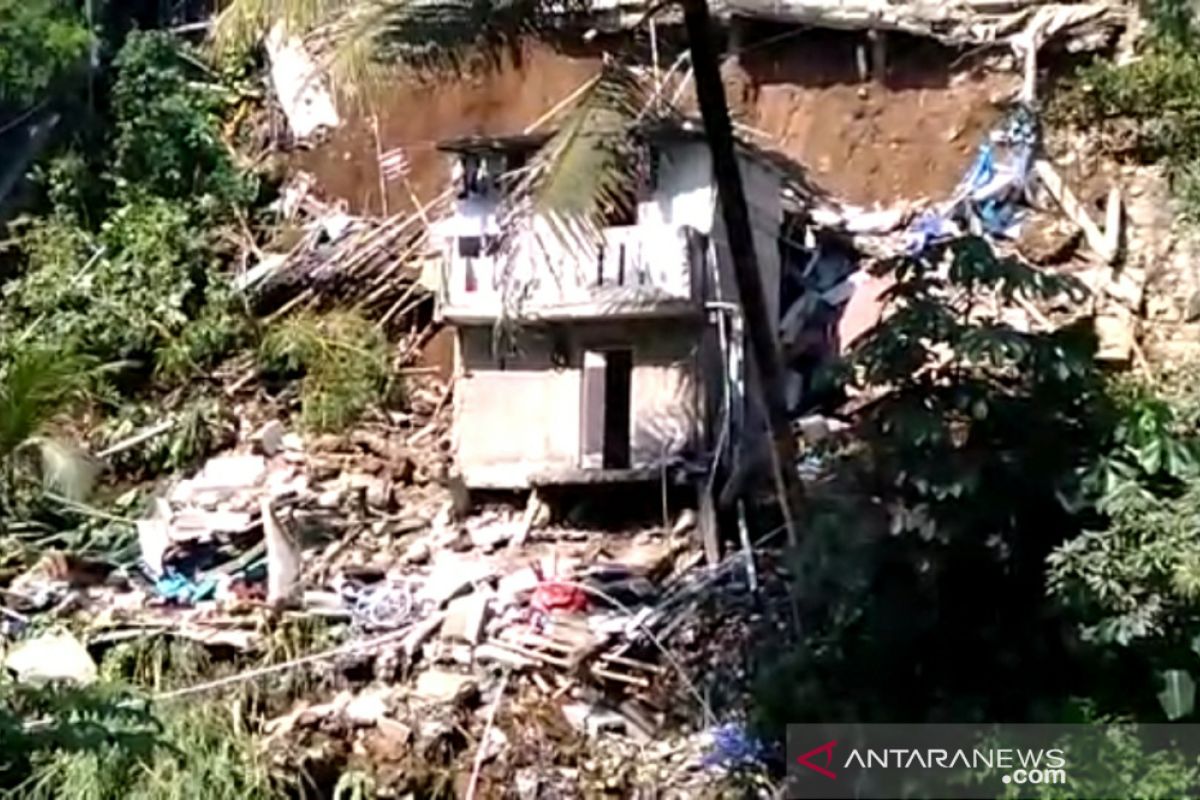 Tiga rumah di tepi Kali Cidepit Kota Bogor terbawa longsor