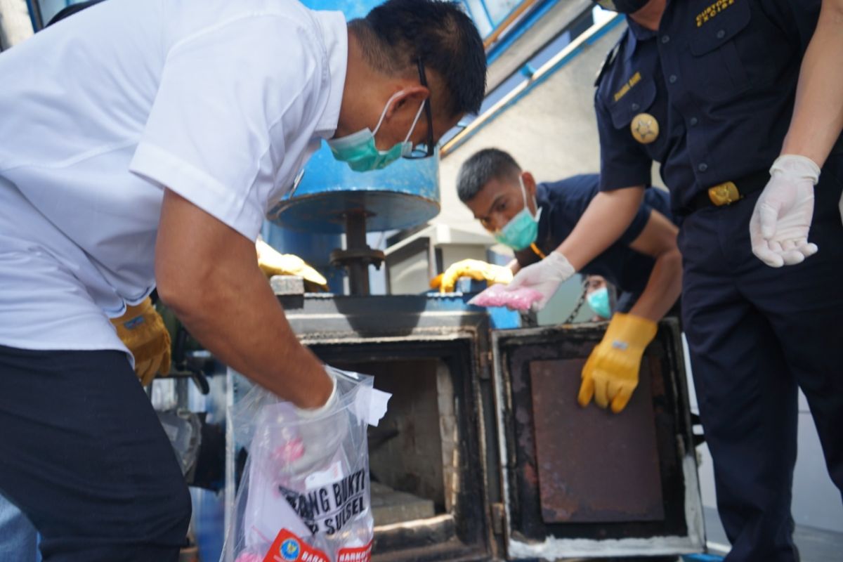 BNN Sulsel musnahkan ribuan butir pil ekstasi