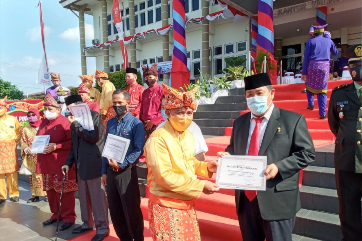 Pemkot Pangkalpinang memberikan pin emas kepada lima tokoh masyarakat