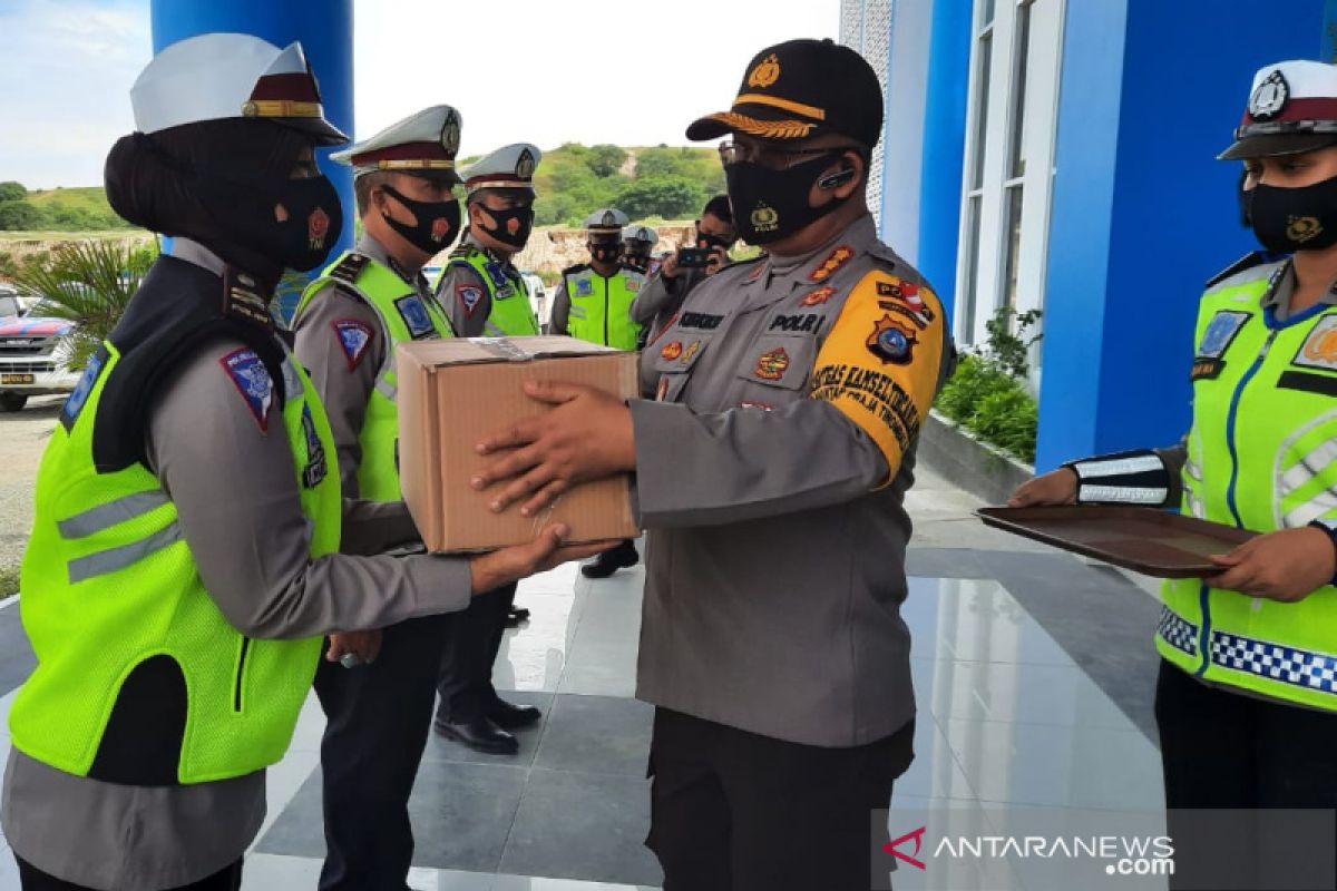 Ditlantas Polda Sulteng  bagi-bagi sembako kepada warga kurang mampu