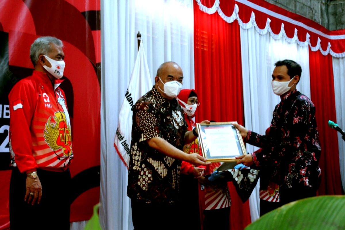 Dukung penyebarluasan nilai-nilai kemanusiaan, LKBN Antara Biro DI. Yogyakarta raih penghargaan dari PMI DIY