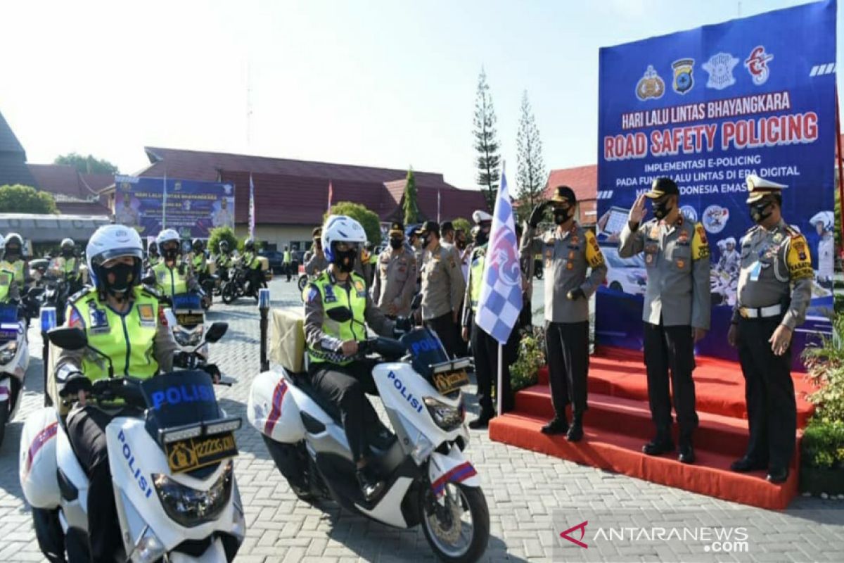 South Kalimatan Police hand out 2,450 staple food packages