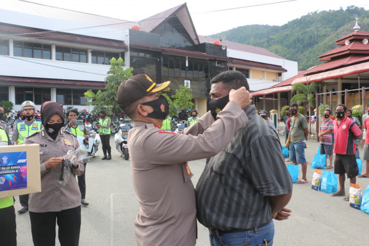 Ditlantas Polda Papua bagikan 100 paket sembako ke supir