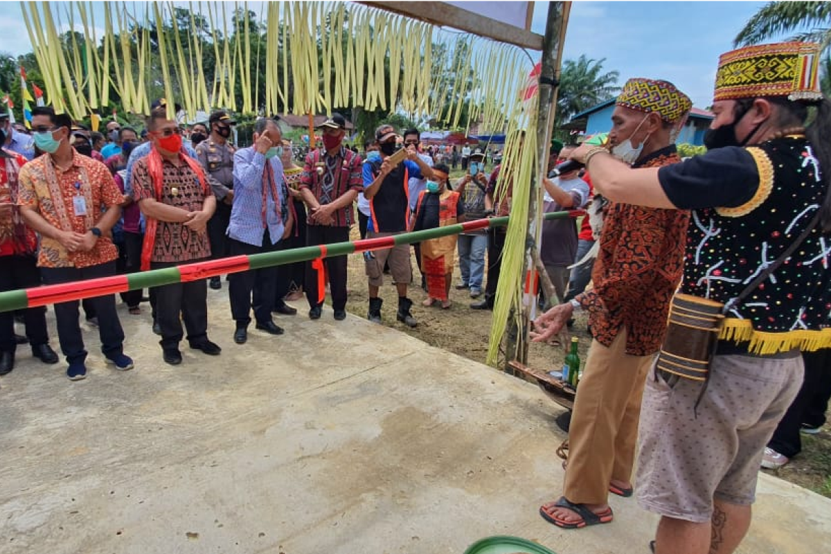 Wabup Sekadau resmikan Pasar Desa Tapang Pulau