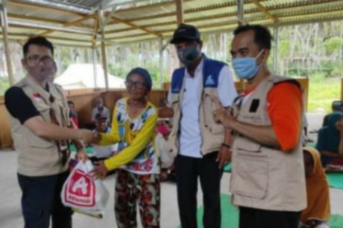 LRSLU Minaula Kendari membantu lansia korban banjir Sigi dan Gorontalo