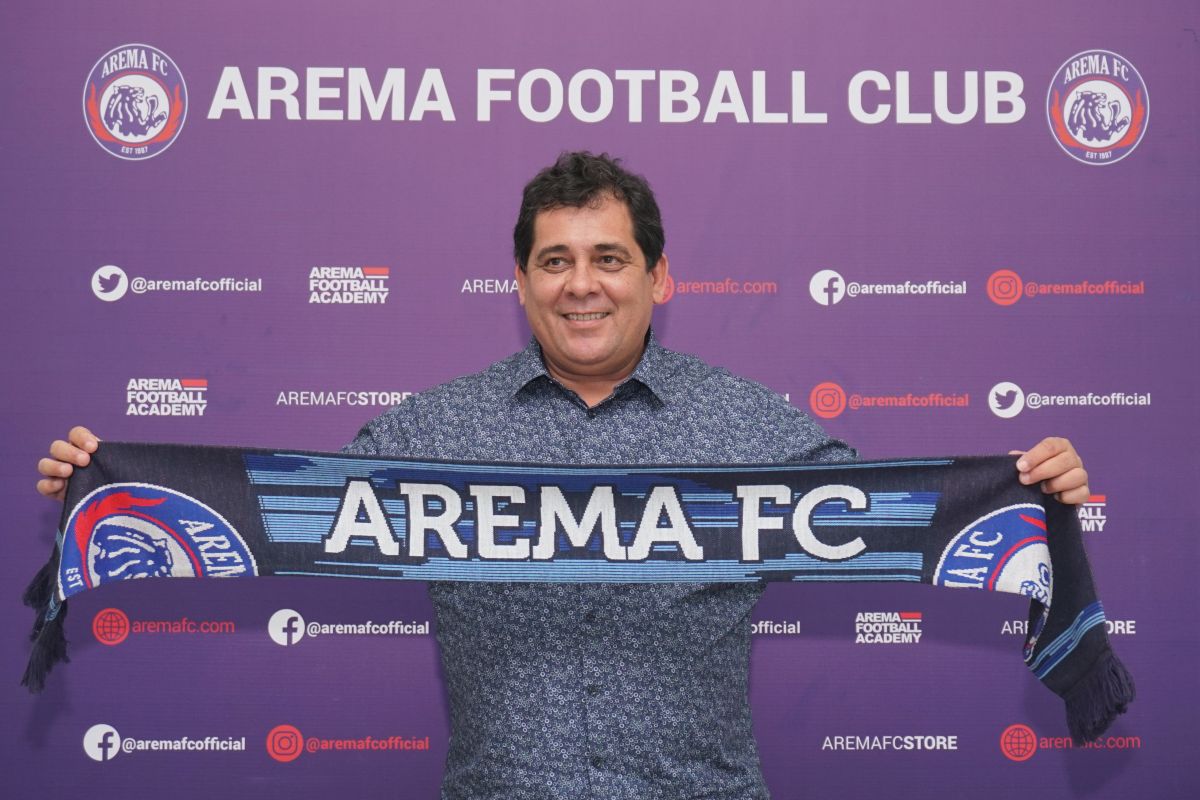 Arema FC kenalkan pelatih baru asal Brasil Carlos Oliveira