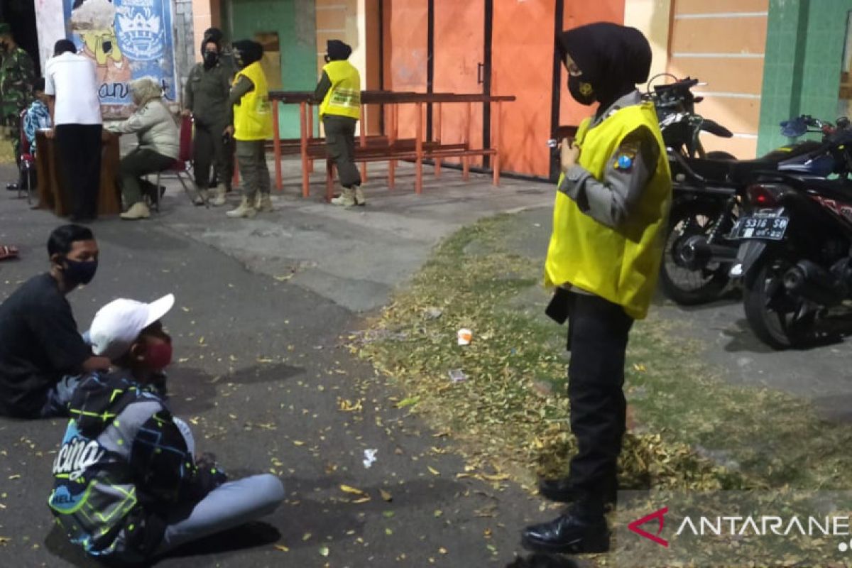 Tim pemburu pelanggar protokol kesehatan Kota Probolinggo sasar keramaian