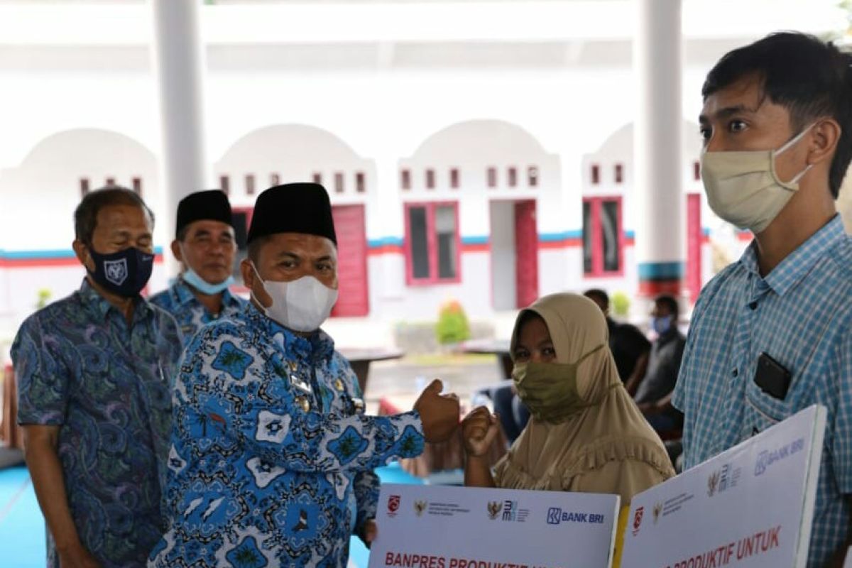 Pemkab Labusel salurkan bantuan modal kerja dari Presiden Jokowi