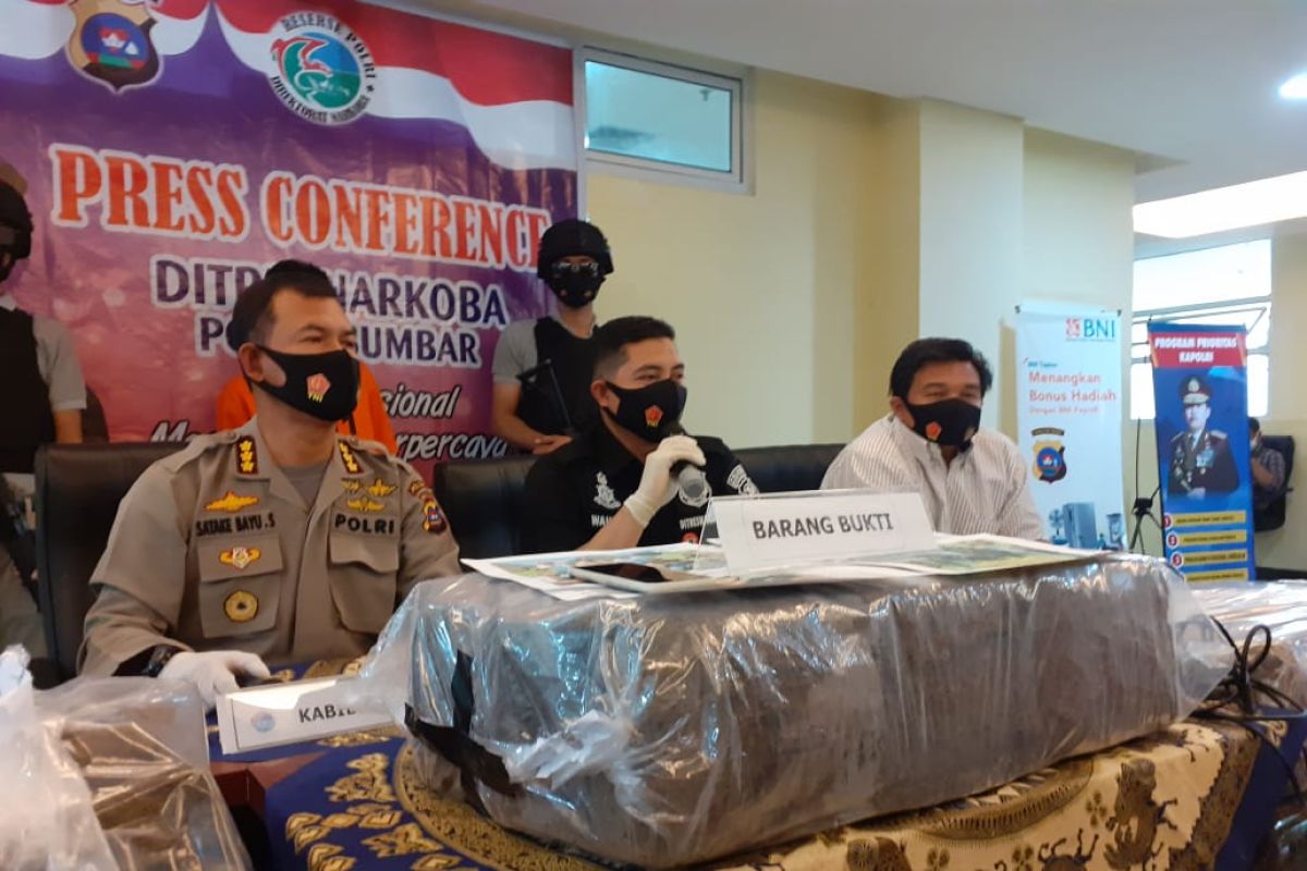 Saat menggendong karung, Polda Sumbar tangkap seorang pria bawa 110 kilogram ganja