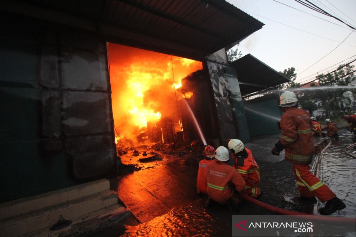 Kebakaran gudang mesin jahit di Surabaya