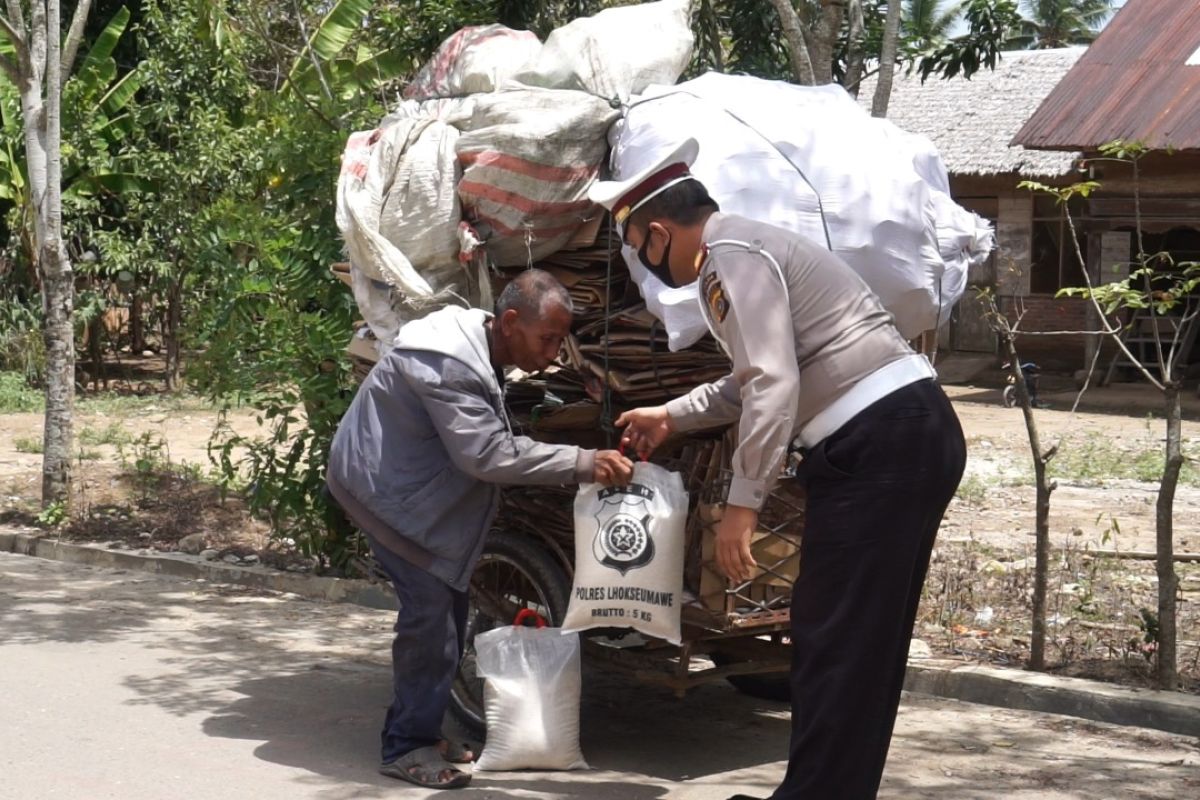 Telusuri pedalaman Aceh Utara, Satlantas Polres Lhokseumawe bagi sembako untuk warga terdampak COVID-19