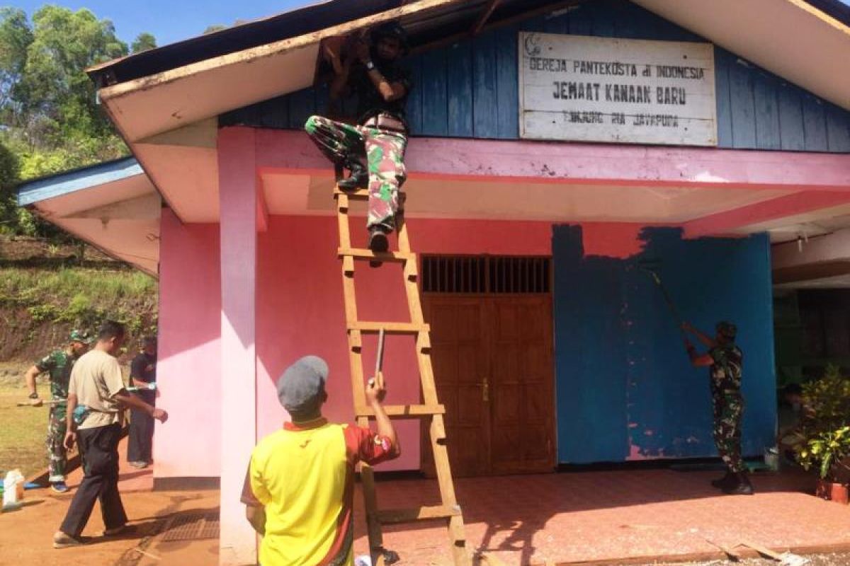 Prajurit Bintaldam XVII/Cenderawasih kerja bakti rumah ibadah Gereja Pantekosta