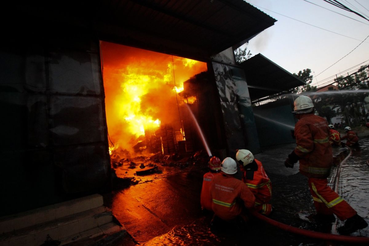 Tiga petugas PMK Surabaya terluka saat padamkan kebakaran gudang mesin jahit