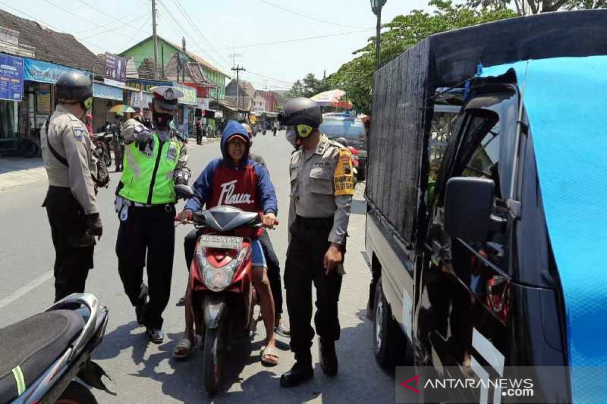 Belasan warga Boyolali tak bermasker dikenai sanksi sosial