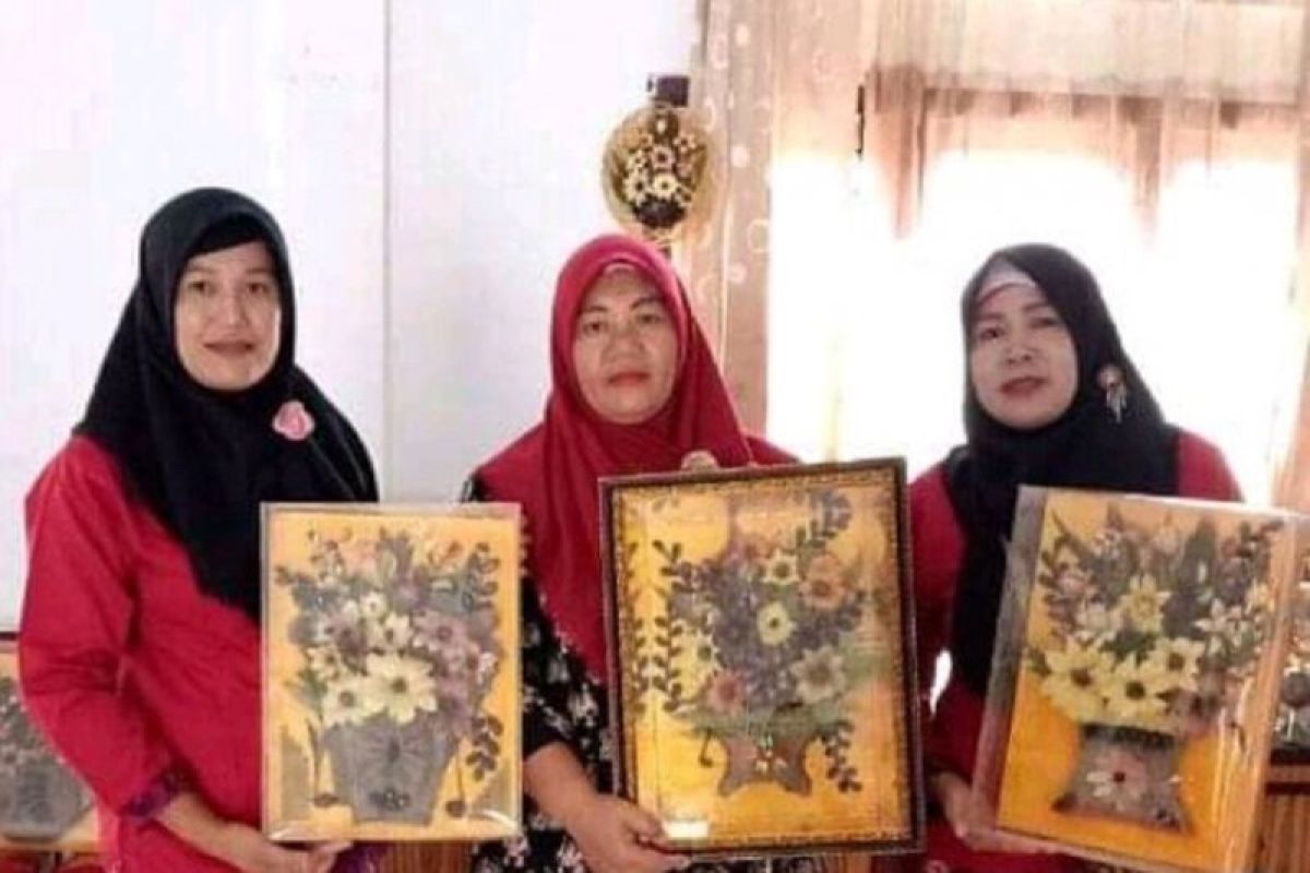 Seorang ibu di Jambi sulap limbah sawit jadi kerajinan bingkai hiasan