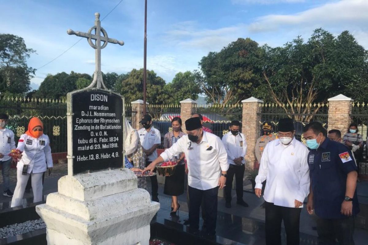 Ketua DPD RI La Nyalla kunjungi makam Nommensen dan Sisingamangaraja XII