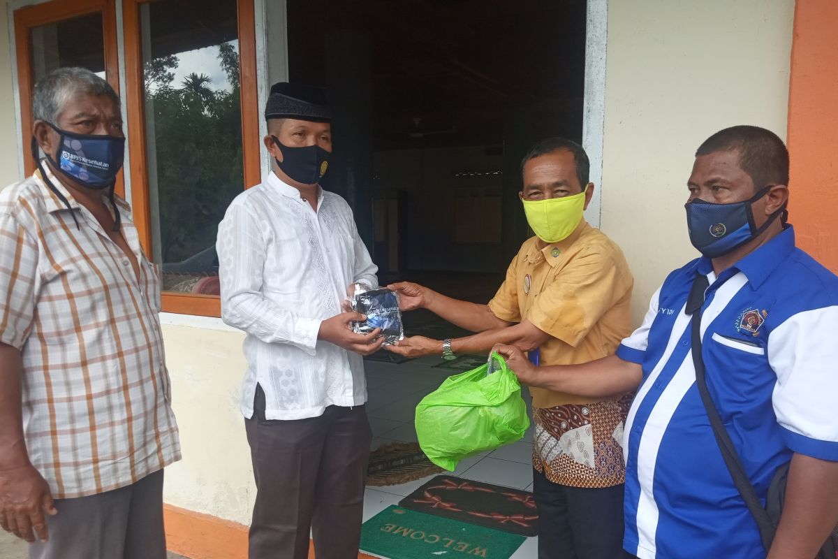 Ratusan masker dibagi PWI Agam-BPJS Kesehatan ke jamaah shalat Jumat