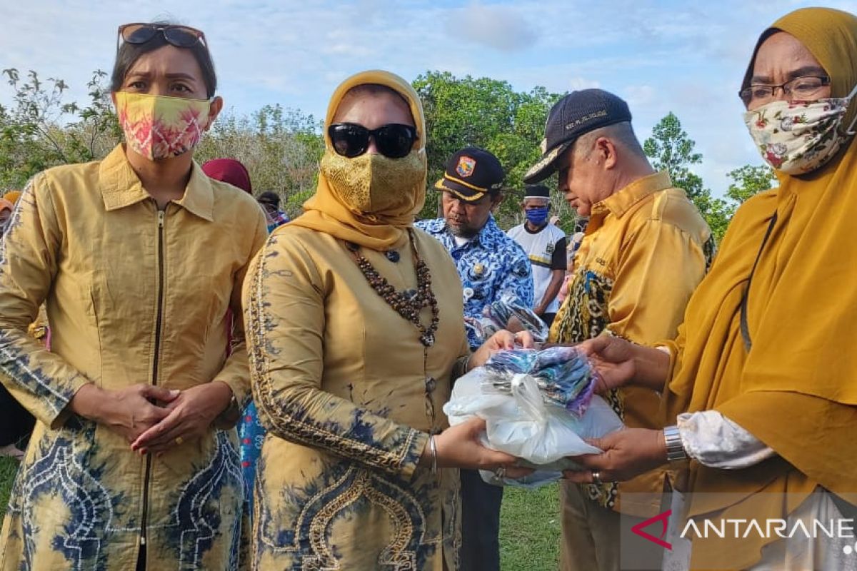 PKK Kotabaru bagikan ratusan masker di Tanjung Selayar