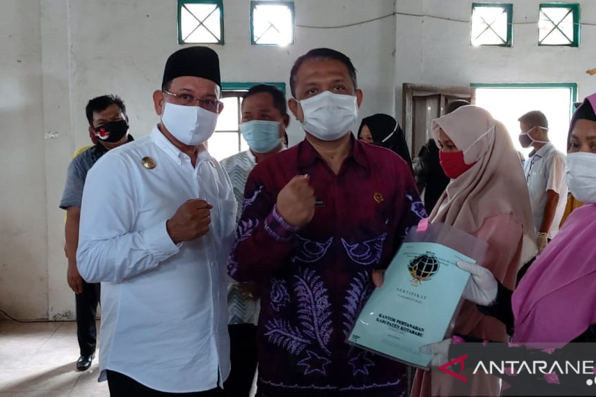 724 sertifikat diserahkan kepada warga Sejakah dan Langknag Baru
