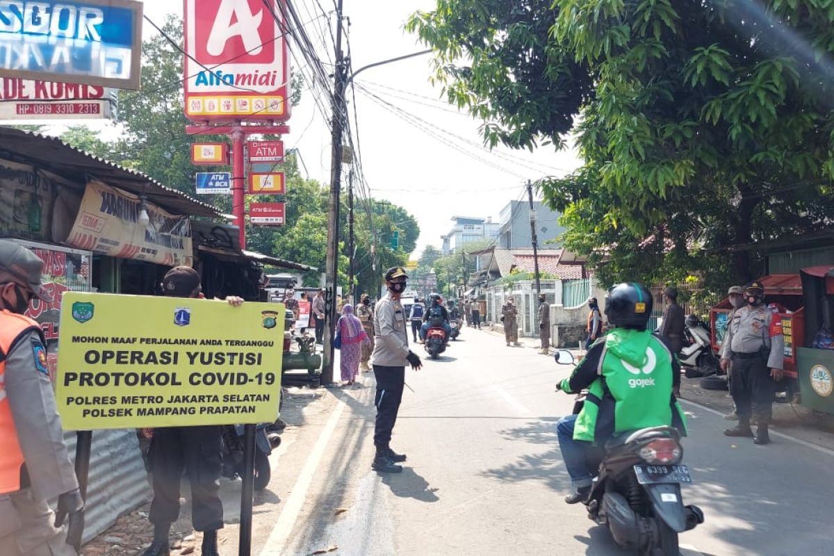 Operasi Yustisi di Mampang Prapatan jaring 100 pelanggar PSBB Jakarta