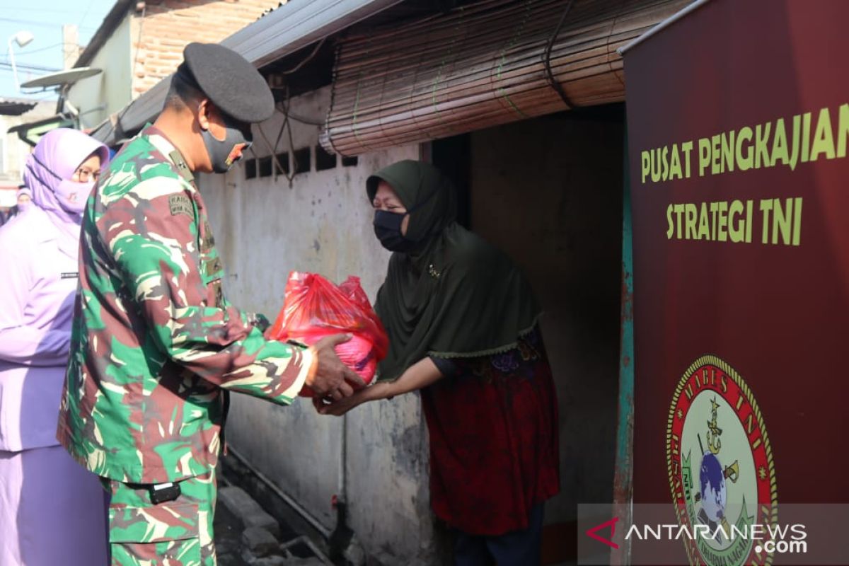 Lanal Banten salurkan bantun dari Pusat Pengkajian dan Strategi TNI