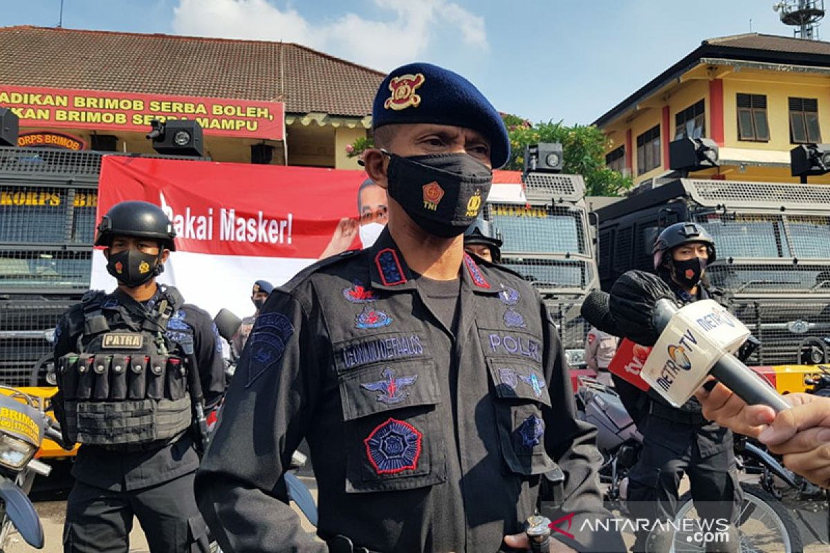 Cegah corona Brimob Polda Metro semprot disinfektan jalan protokol DKI