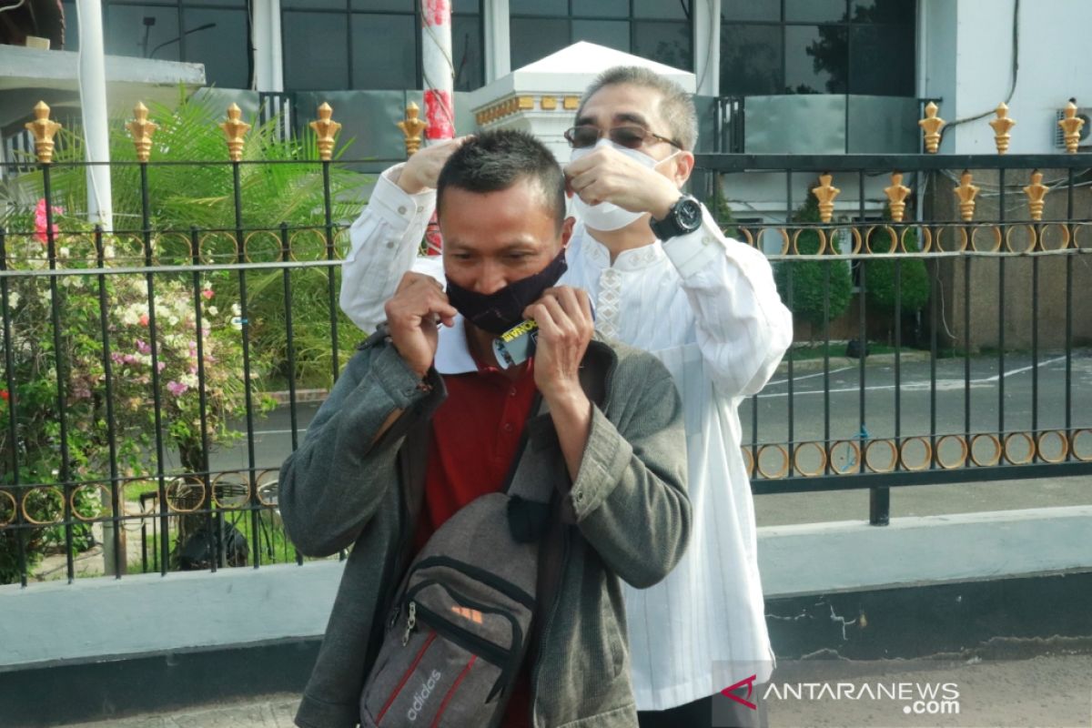 Wawali Banjarbaru bagikan masker kepada masyarakat