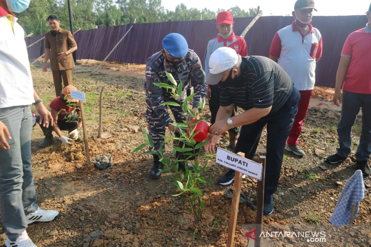 Bupati bersama Danlanal Palembang tanam mangrove di kawasan Pelabuhan Tungkal