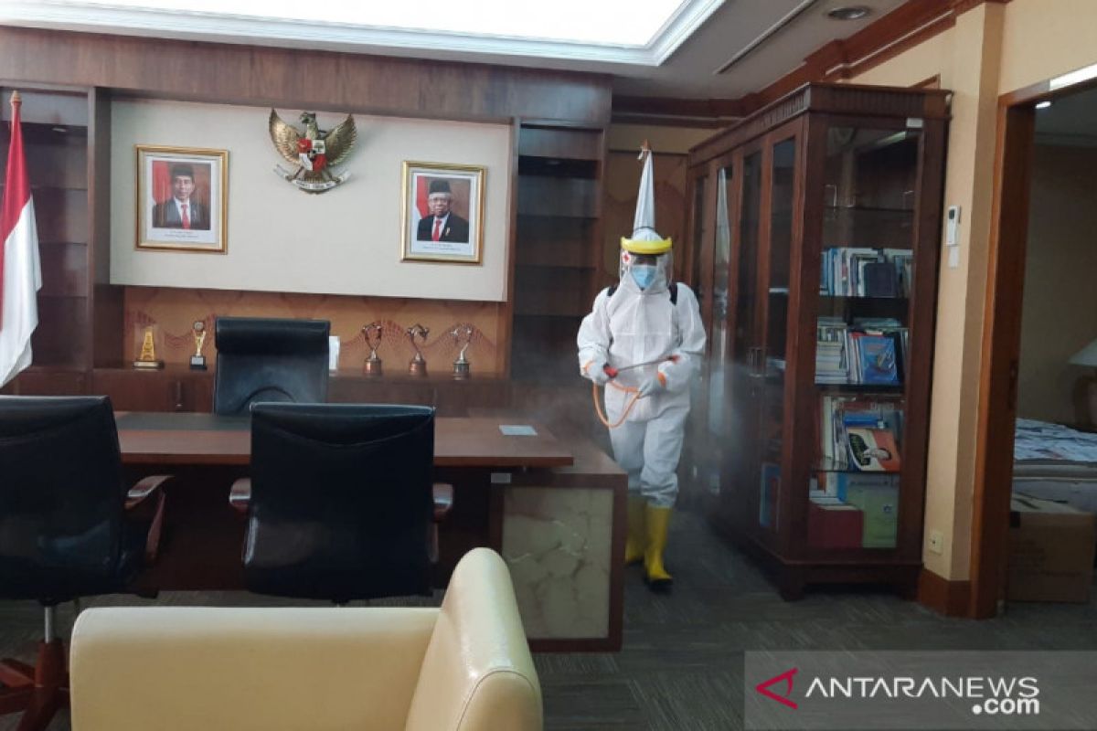 PMI gunakan 1.500 liter disinfektan di Kantor Wali Kota Jakarta Barat