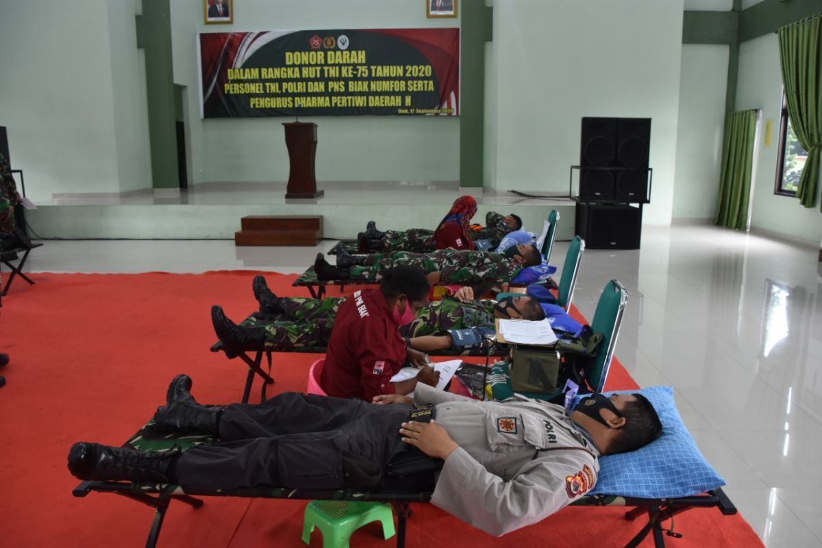 Korem 173/PVB Biak menggelar donor darah sambut HUT TNI