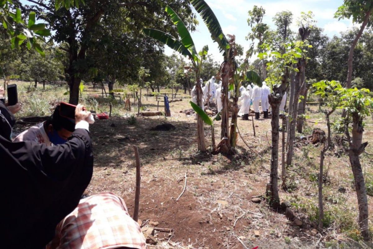 Positif COVID-19 seorang warga Bantaeng dimakamkan dengan protokol kesehatan