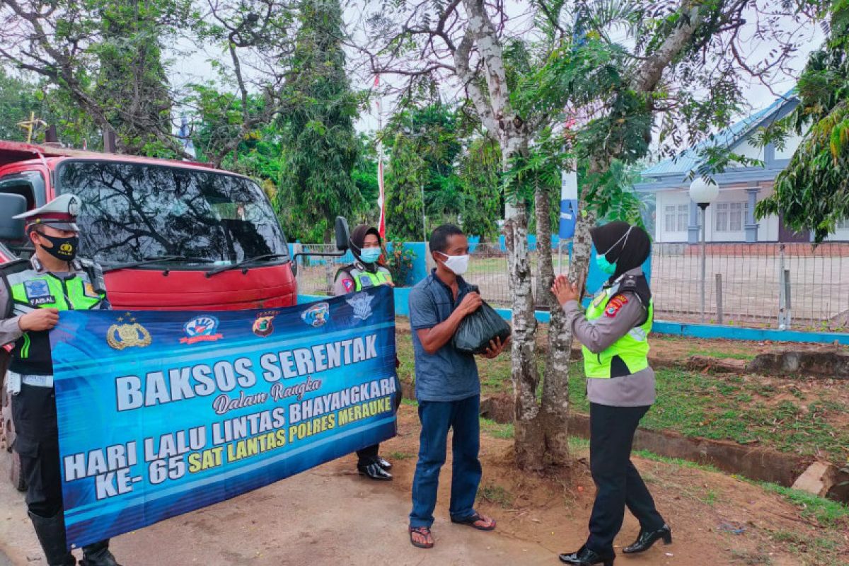 Polres Merauke bagi sembako ke sopir truk