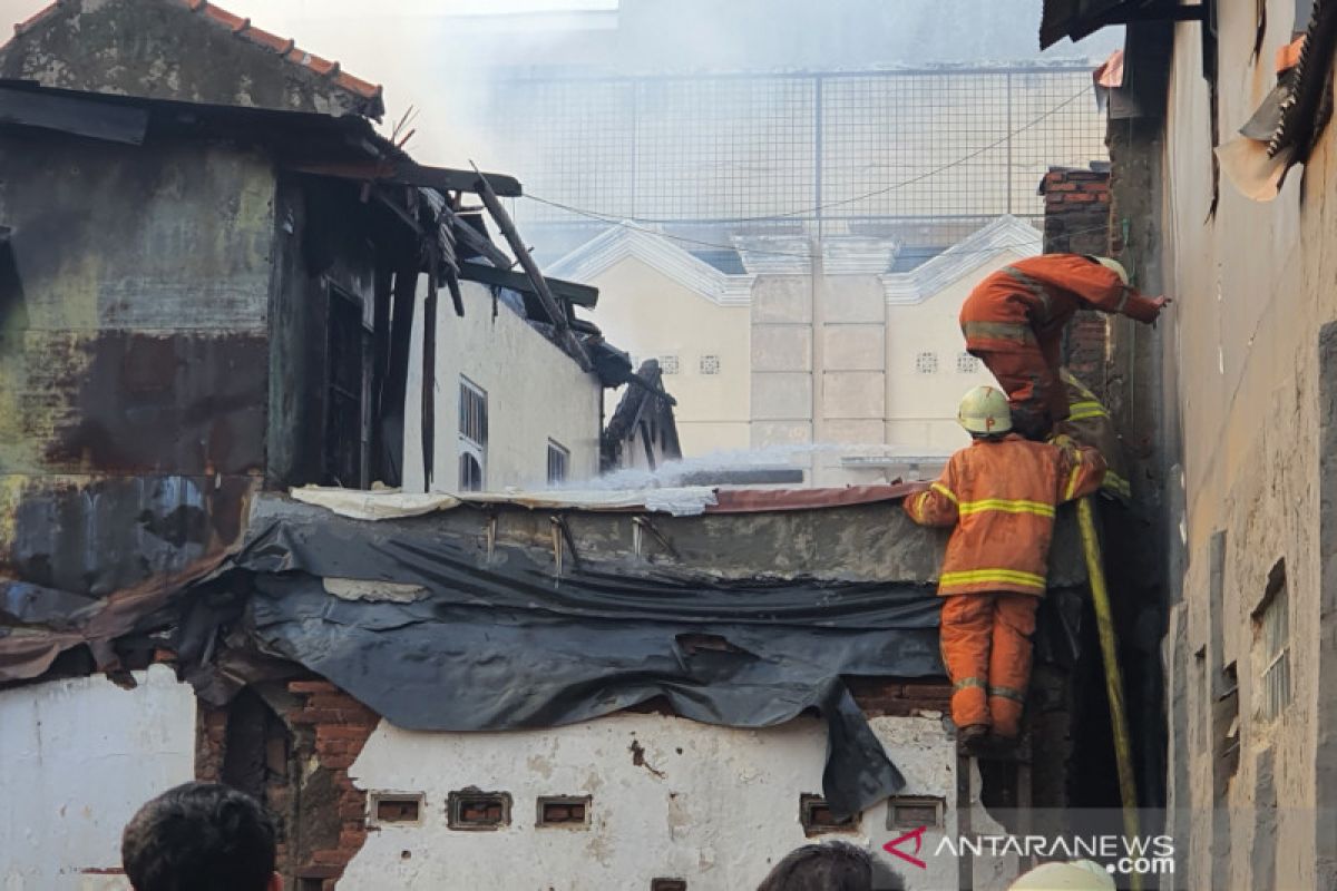 Saksi: Angin kencang membuat api membakar dua RT di Bungur