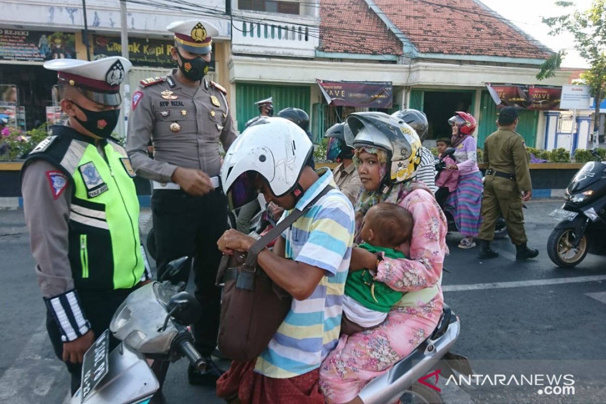 Tim penegak disiplin protokol kesehatan di Sampang gencarkan razia