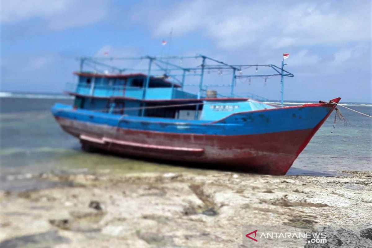 Awak kapal asal Cilacap yang kandas terdampar di Selaru, Kepulauan Tanimbar