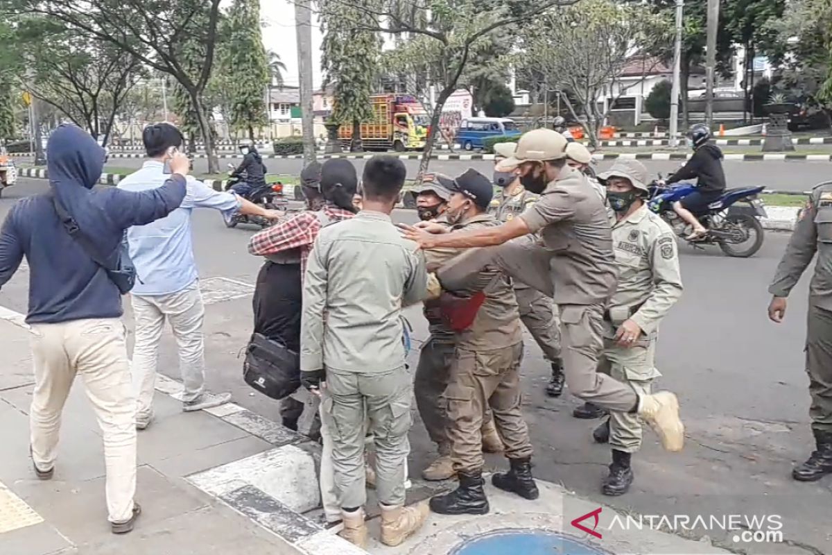 Tendang mahasiswa, Satpol PP Bogor minta maaf (video)