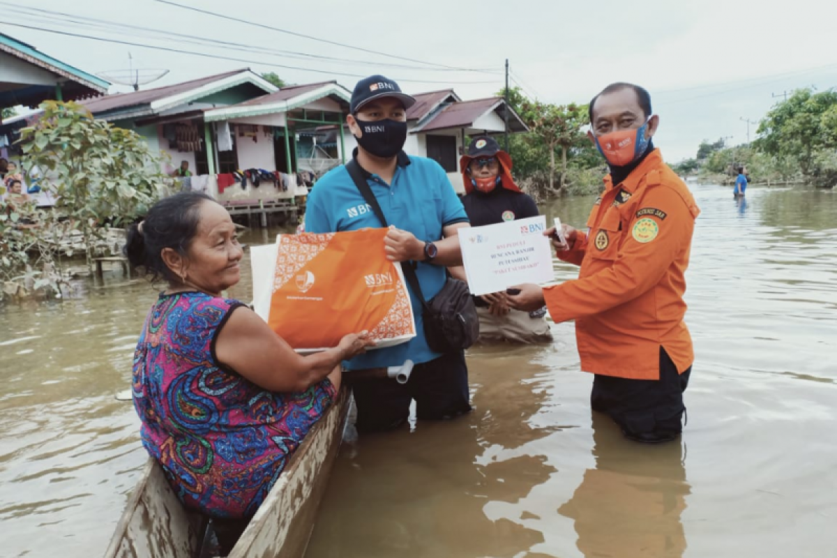 Gandeng TRC-Pramuka, BNI Putussibau salurkan bantuan korban banjir