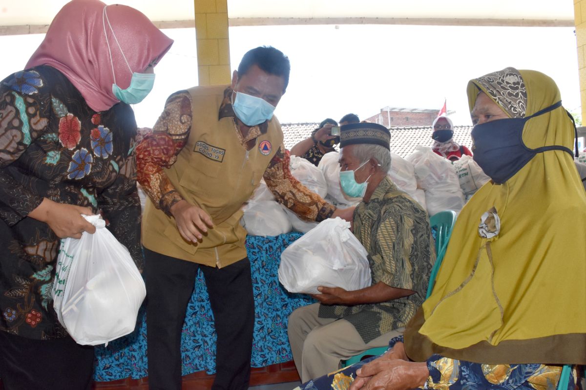 80 orang lansia di Mojokerto terima bantuan paket sembako