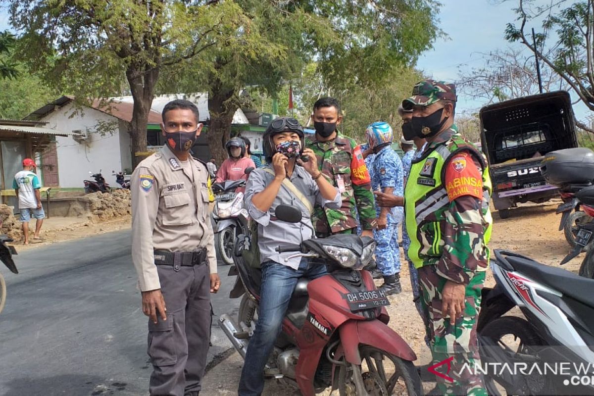 TNI bantu Polri gelar razia masker di Kota Kupang