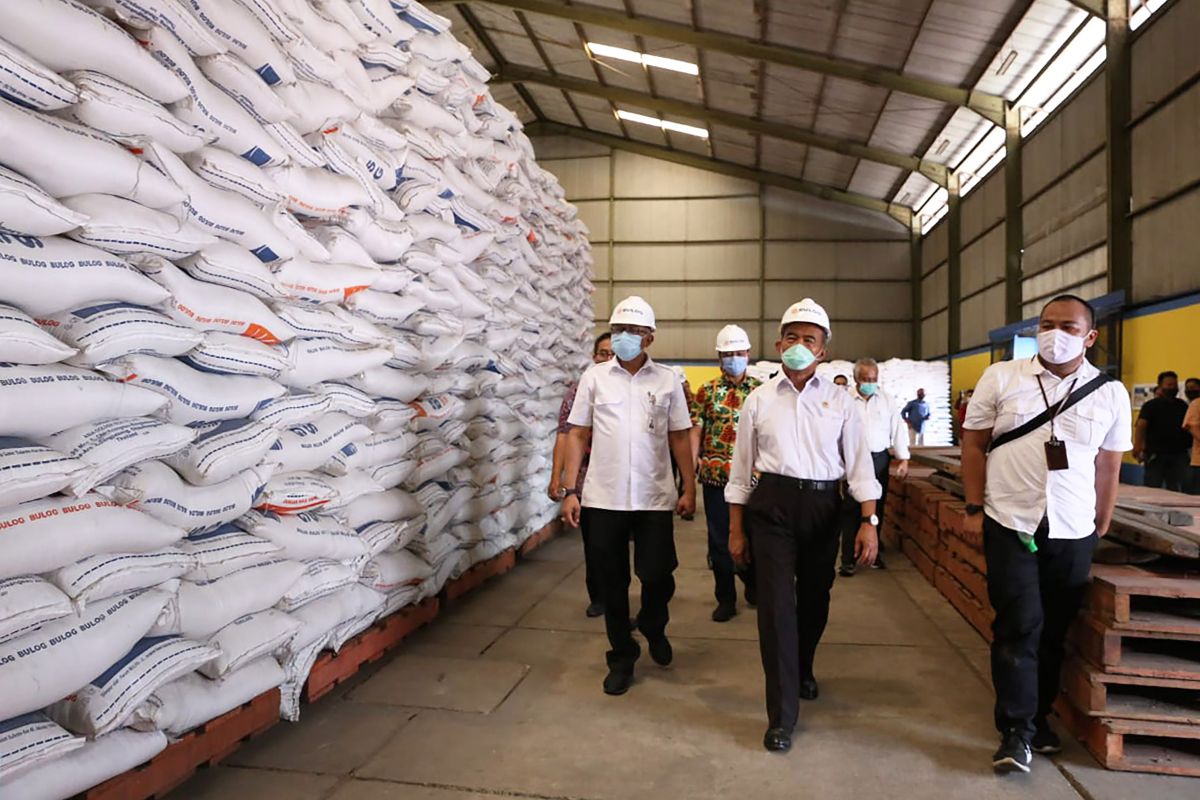 Menko PMK cek ketersediaan beras bansos di gudang Bulog Malang