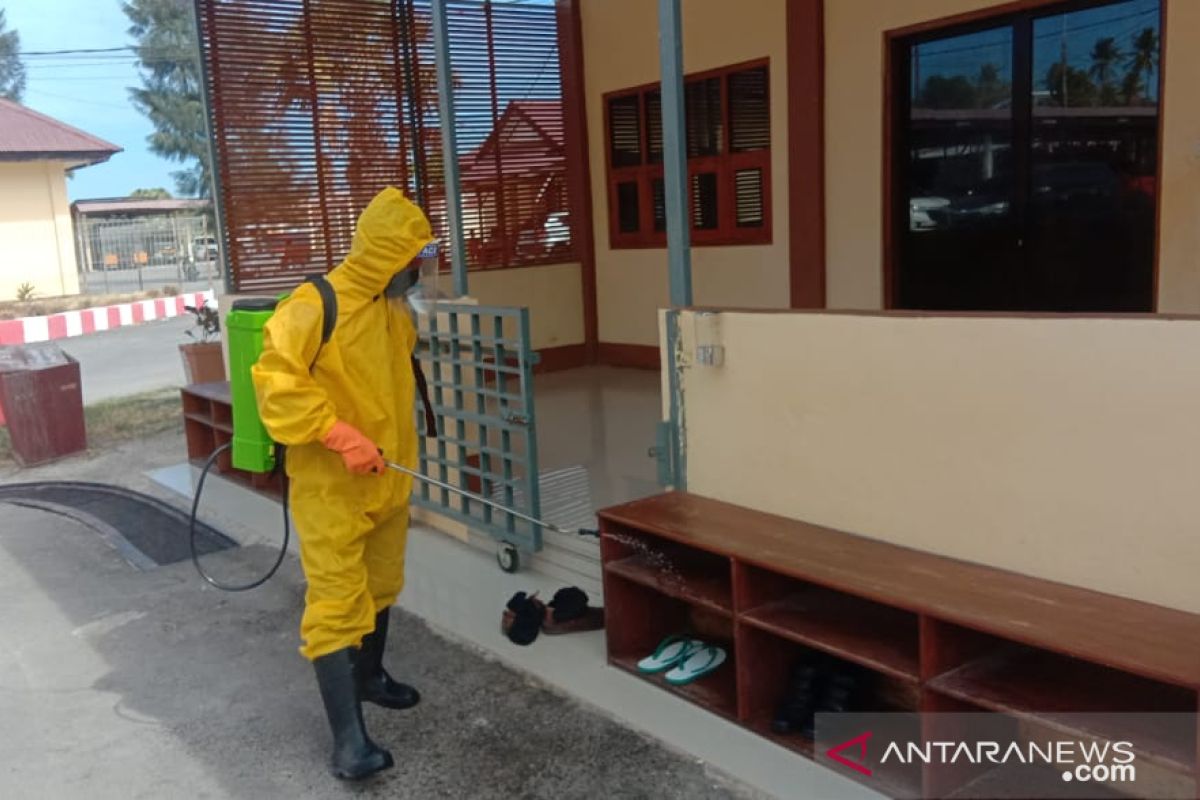 Polres Kupang lakukan penyemprotan disinfektan cegah  COVID-19